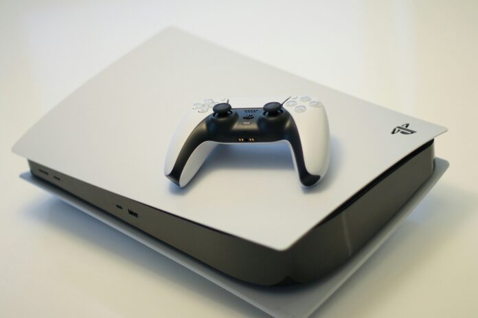 PS5 Digital Edition vs Disc PS5 Digital Edition versus disc model comparison graphic