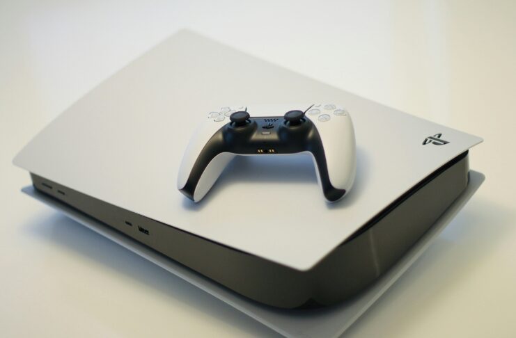 PS5 Digital Edition versus disc model comparison graphic